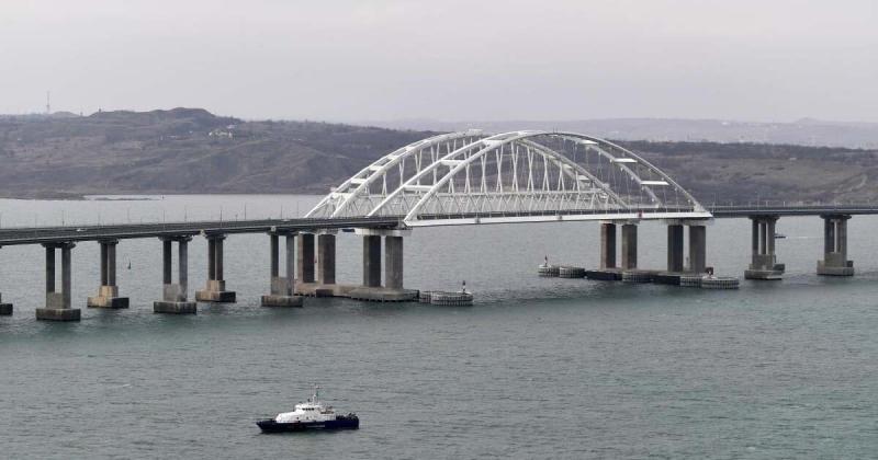 Російські війська переміщують системи протиповітряної оборони до Кримського мосту. За словами Плетенчука, їх охорона є більш пріоритетною, ніж захист ключових об'єктів на території самої Росії.