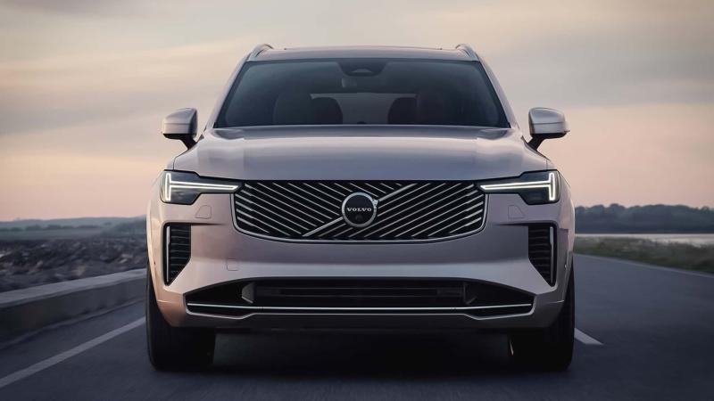 Volvo зменшила свої плани щодо обсягу продажів через низький рівень попиту.