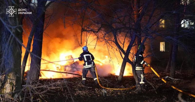 Сумський обстріл: Росія завдала удару балістичними ракетами, є жертви - фото на місці подій.