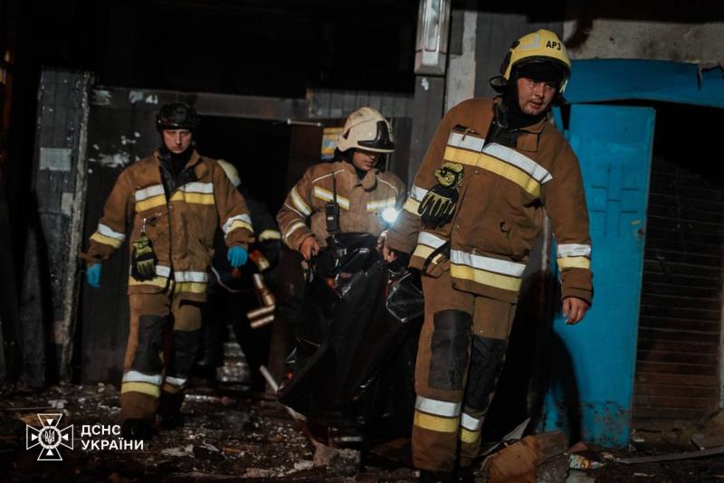 Пожежу, що спалахнула в 12-поверховій будівлі в Харкові, вдалося приборкати. Рятувальні служби наразі займаються ліквідацією наслідків та розбирають завали. | Вісті Харкова та України - АТН