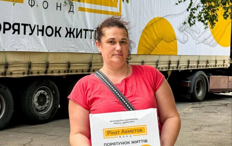 У Кам'янському триває розподіл продуктових наборів для переселенців із Селидового, організований Фондом Ахметова.