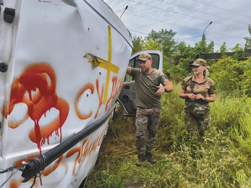 Подружжя парамедиків надає підтримку як військовим, так і цивільним. 