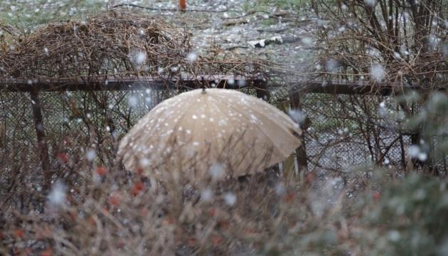 Метеорологи повідомили, коли в Україні прогнозуються снігопади.