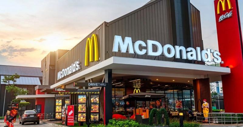 Масове отруєння у McDonald's: одна особа загинула, а десятки опинилися в лікарні.