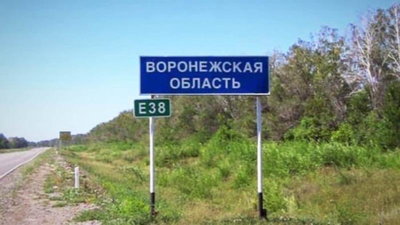 Губернатор Воронезької області повідомив, що безпілотники здійснили напад на два промислові підприємства, завдавши їм пошкоджень.