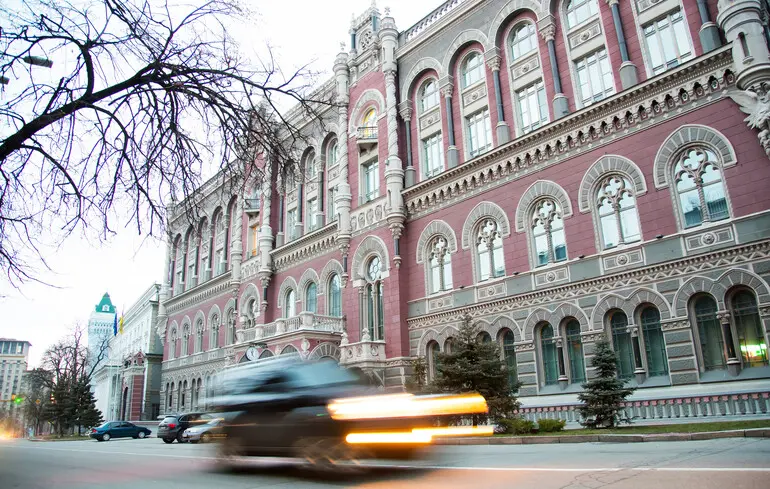 Національний банк України скоригував свої прогнози щодо зростання валового внутрішнього продукту, виявивши більш оптимістичні результати, ніж попередні оцінки міжнародних партнерів.