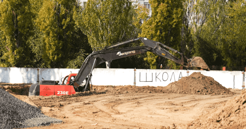 У Херсоні триває будівництво шкіл, незважаючи на протести місцевих жителів: що стало причиною цього?