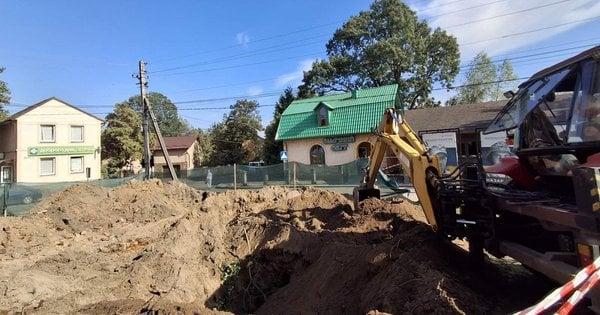 У Судовій Вишні провели ексгумацію останків енкаведистів, які були поховані в братській могилі, розташованій у самому серці міста.