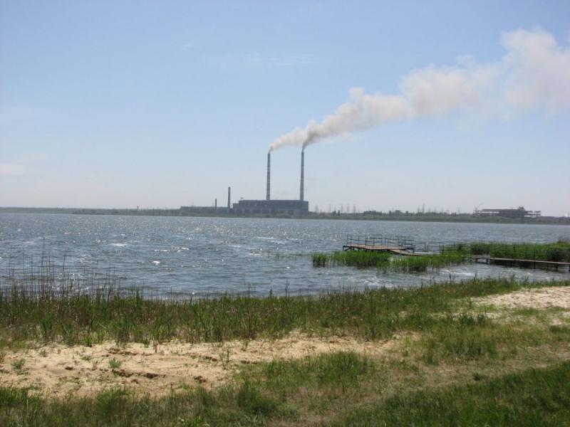 Згідно з повідомленнями ЗМІ, дамба на Курахівському водосховищі була знищена.