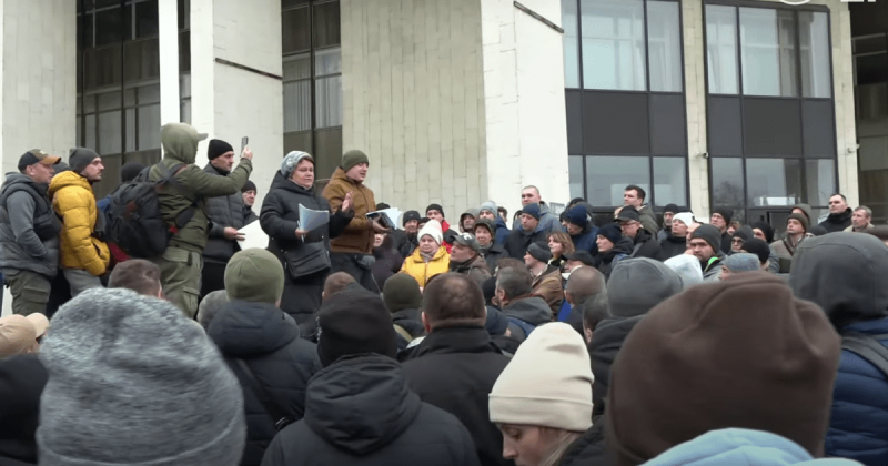 В Києві, під адміністрацією ЦНАП, тисячі чоловіків зібралися в очікуванні відстрочки від мобілізації.